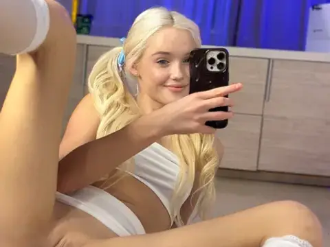 Jaunos Merginos (18+) nuotrauka